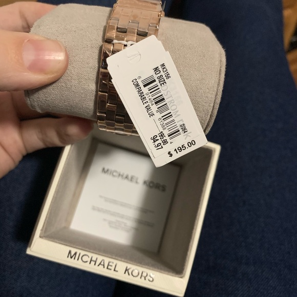 Micheal Kors rose gold watch - Picture 2 of 2